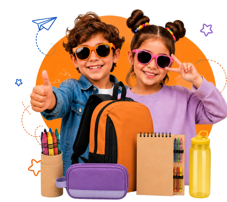 Niños felices con mochila, lonchera y artículos promocionales personalizados