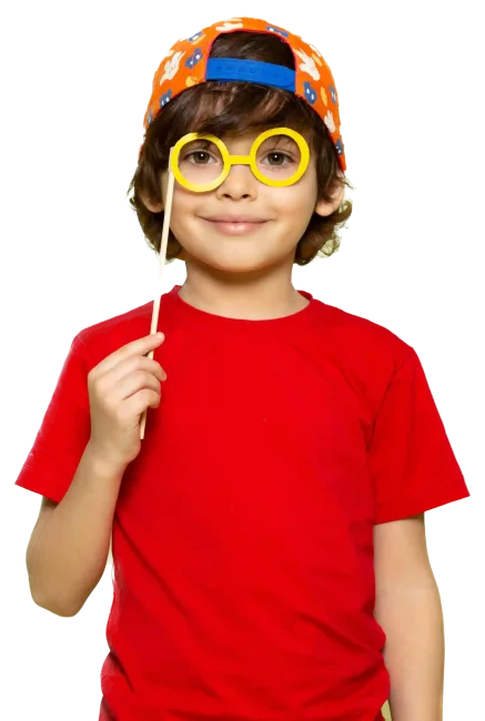 Niño con gafas de fiesta