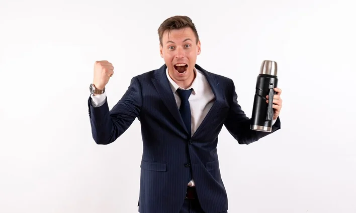 hombre con termo de cafe